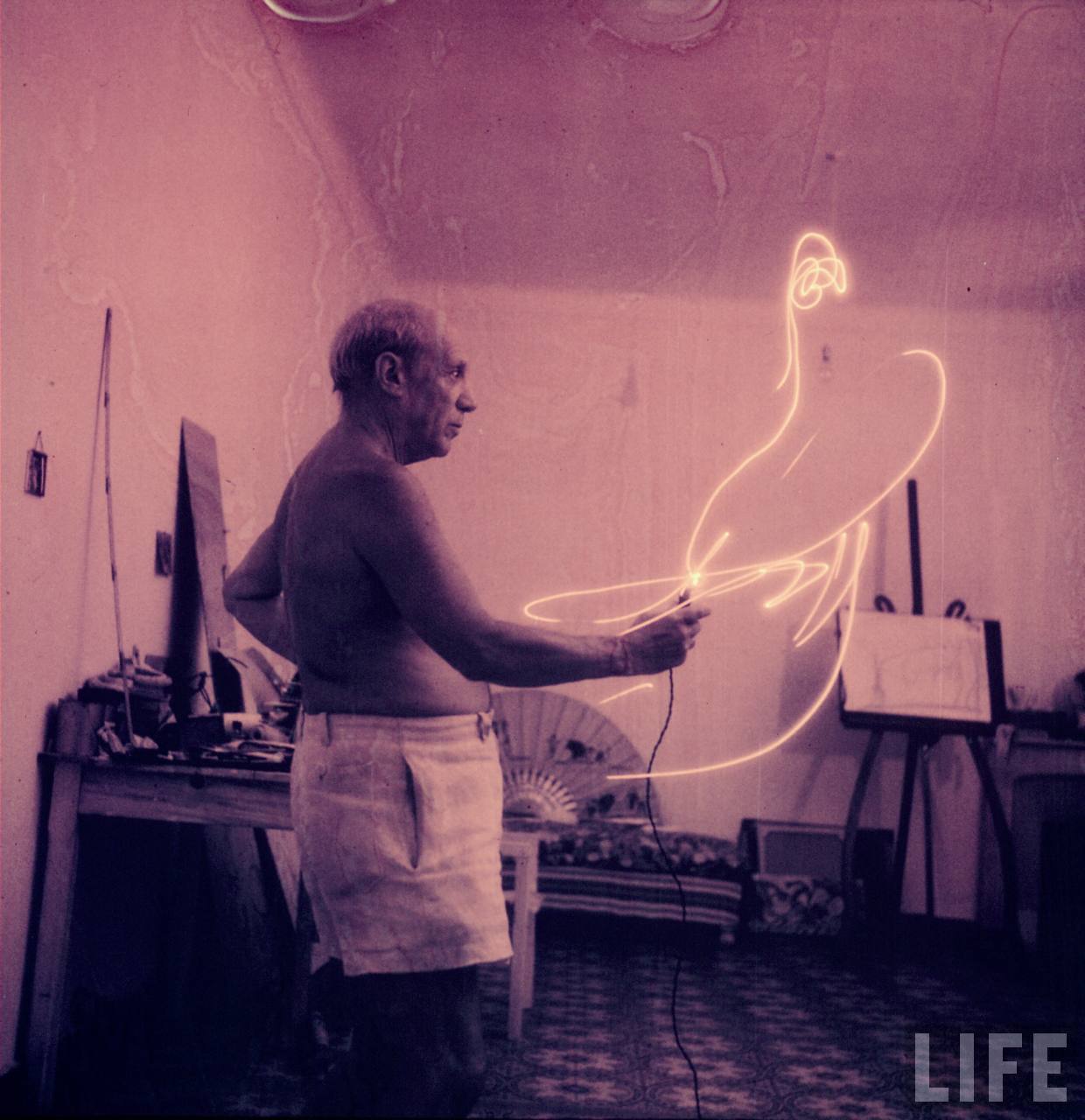 Amazing Color Photographs of Picasso Painting in Light in 1949