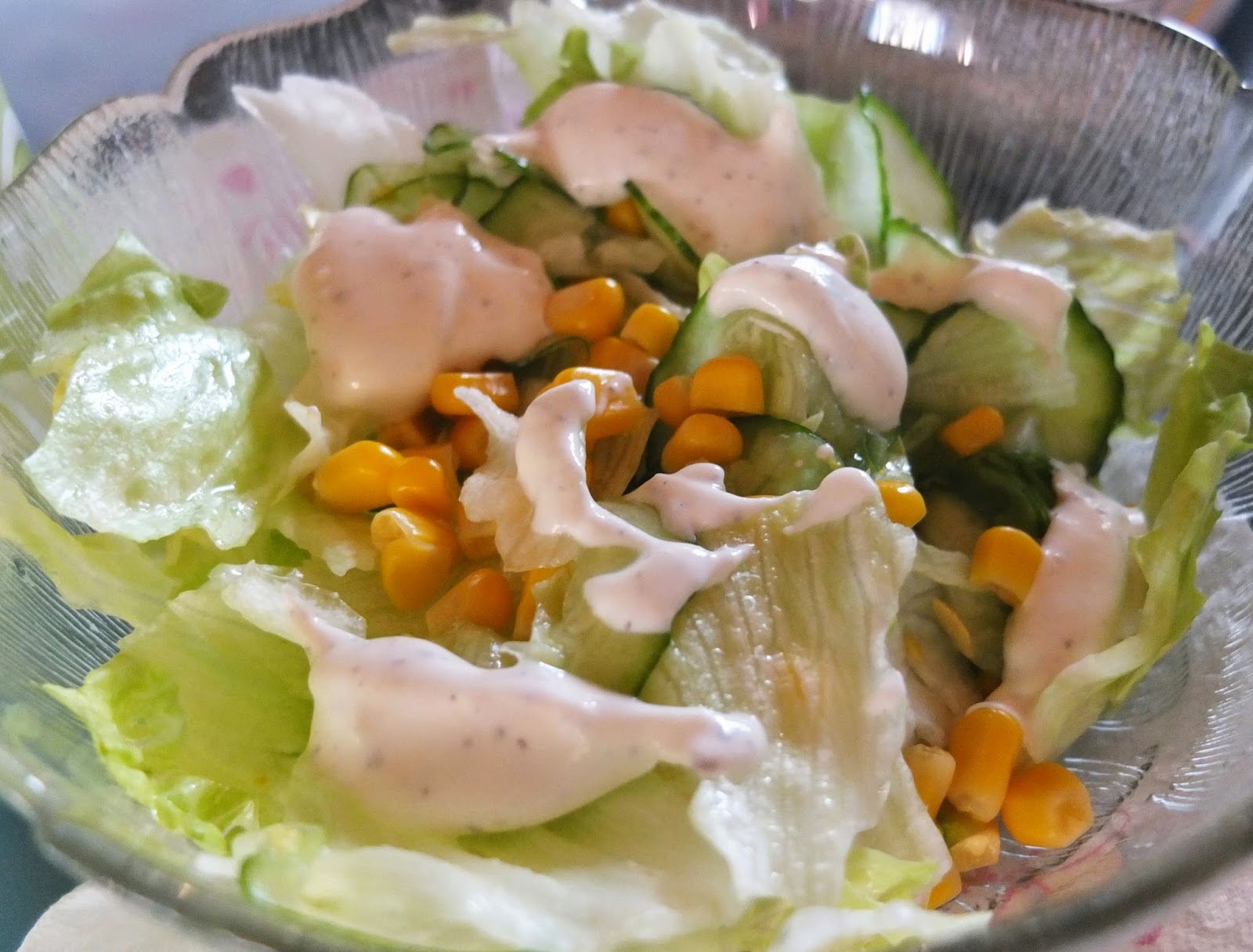 Gurken-Mais-Salat mit einem saure Sahne-Dill-Dressing