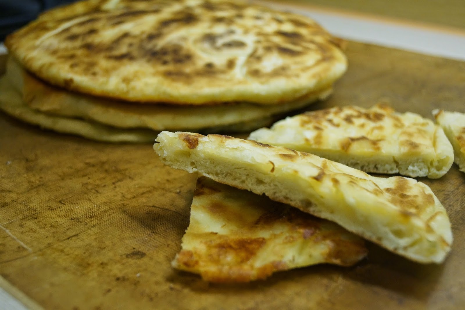 Рецепт легкого хачапури с сыром. Хачапури с сулугуни. Хачапури с сыром сулугуни. Хачапури с творогом и сыром. Хачапури с творожным сыром.