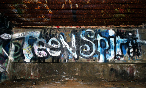 kurt cobain memorial bridge graffiti aberdeen hometown