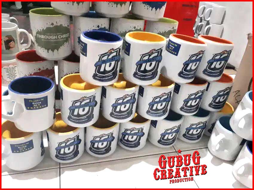 melayani pembuatan mug bisa custom dengan desain bebas