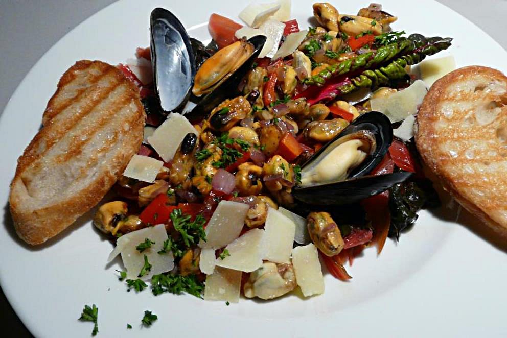 Kulinarische Welten zu Fisch- und Meeresfrucht: Miesmuscheln gebraten ...