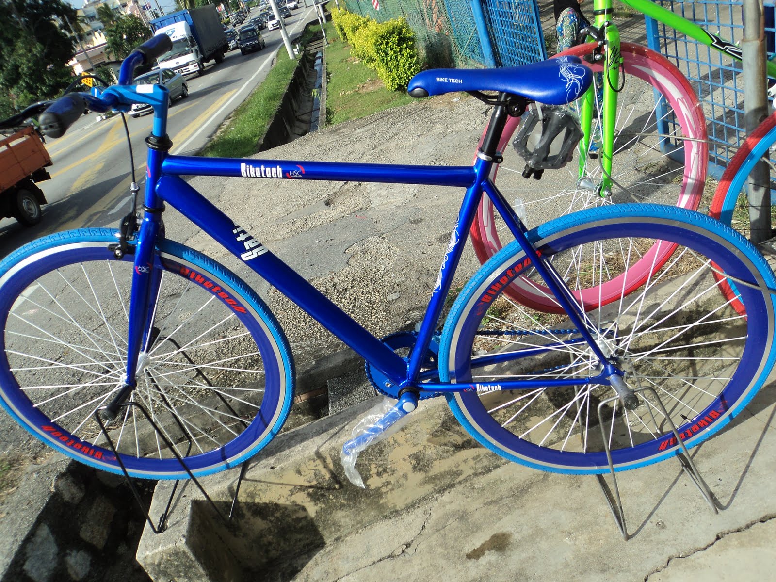 The Right Bike Store 700C Imported New Fixed Gear Bicycle / Fixie