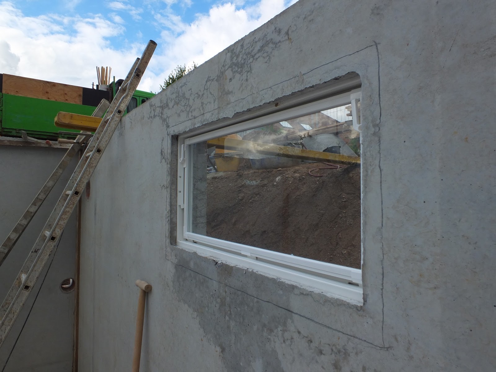 Bautagebuch Hassenroth: Keller Teil 2, Stellen der Keller-Außenwände