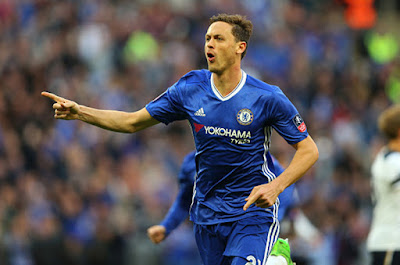 Biografi Nemanja Matic Biografi Nemanja Matic Biodata Kebangsaan: Serbia Tanggal Lahir: 1988-01-08 Tinggi Badan: 1.94 m Berat Badan: Shirt No: 21 Tanggal Bergabung: 2014-01-15 Klub Sebelumnya: Benfica Posisi: Gelandang Biografi Chelsea Football Club telah menyelesaikan pembelian Nemanja Matic dari Benfica. Mengenai penandatanganan kontrak selama lima setengah tahunnya, pemain berusia 25 tahun ini mengatakan: "Saya sangat gembira atas kesempatan untuk bisa kembali ke klub ini. Saya merasa sangat senang akan hal itu dan hanya ingin mengatakan bahwa saya akan memberikan kemampuan terbaik saya untuk membantu tim dan membuat fans Chelsea gembira." Jose Mourinho menambahkan: "Saya sangat gembira Nemanja kembali ke Chelsea. Ia telah berkembang sebagai seorang pemain di Portugal dan telah menjadi gelandang serba bisa yang fantastis. Saya yakin ia akan menjadi anggota skuat yang sangat penting dan membantu kami meraih ambisi kami." Gelandang Serbia ini, yang akan mengenakan seragam bernomor 21, kembali ke Stamford Bridge setelah sebelumnya bermain untuk The Blues setelah bergabung dengan MSK Kosice pada 2009. Ia tiga kali menjadi pengganti di musim 2009/10 dan keluar pada Januari 2011 sebagai bagian dari kesepakatan atas pembelian David Luiz, salah satu pemain paling dicari di Eropa, dari Benfica ke London. Matic membuat
