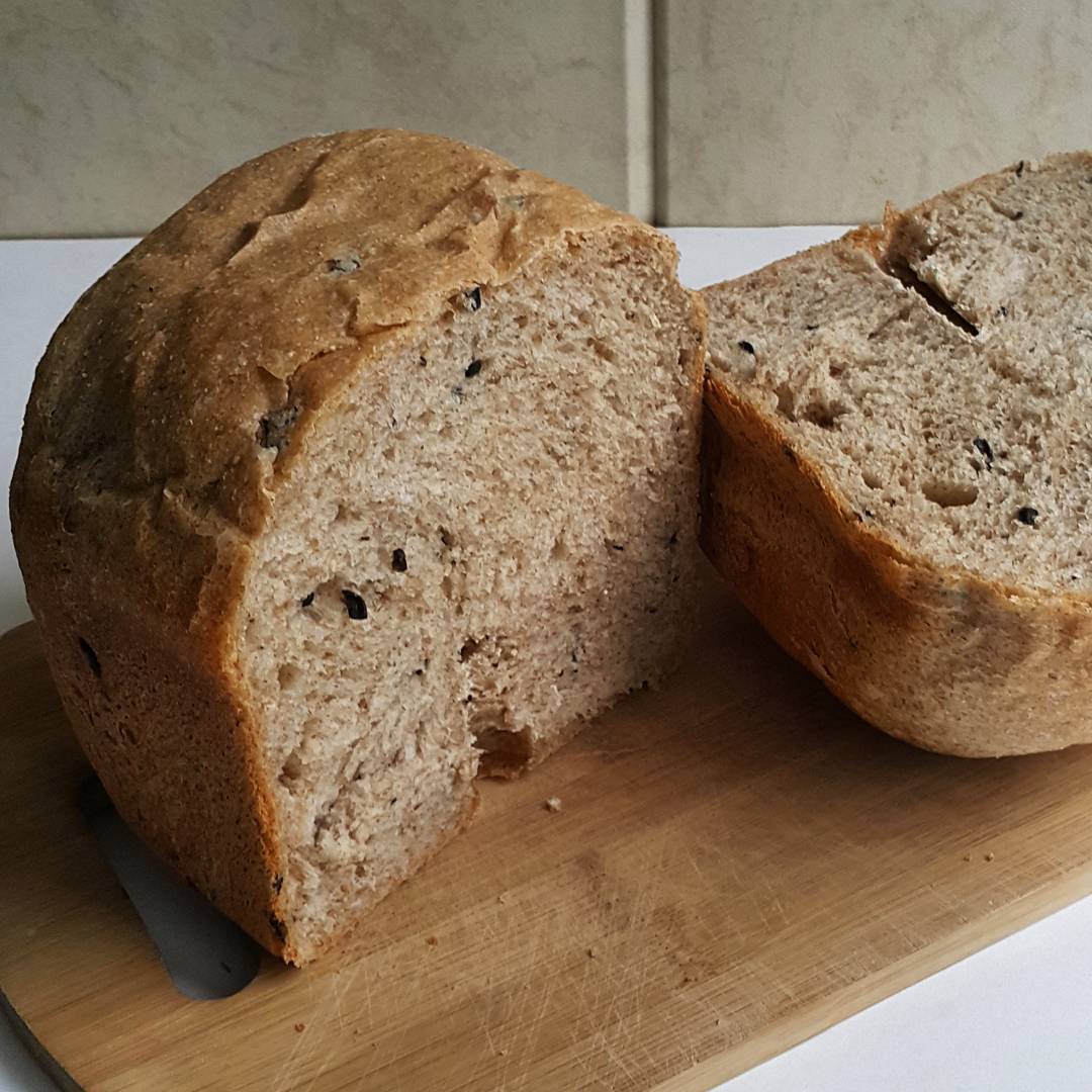 Ржаной хлеб без дрожжей в хлебопечке рецепт. Ржаной хлеб. Хлеб в хлебопечке. Выпечка хлеба в хлебопечке. Хлеб с крупными порами.