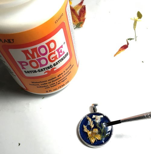 How to Make Pressed Flower Resin Jewelry Part 1 / The Beading Gem