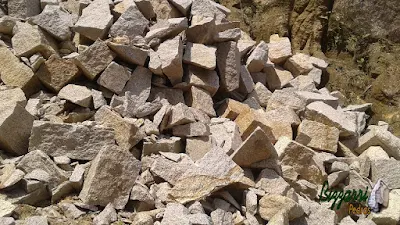 Pedra rústica para parede de pedra tipo rachão de granito sendo pedras em tamanhos variados e com as cores variadas.