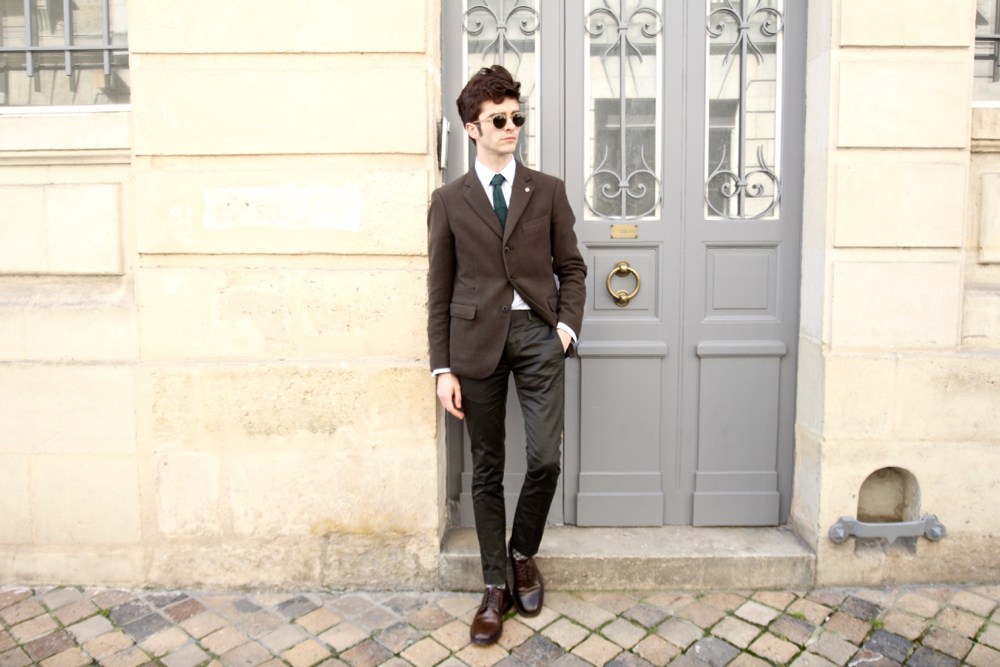 san-marina-testeur-de-shoes-job-chaussures-cuir-tressé-bonne-gueule-chemise-chambray-bleu-bordeaux-paris_dandy-preppy_campagne-cool