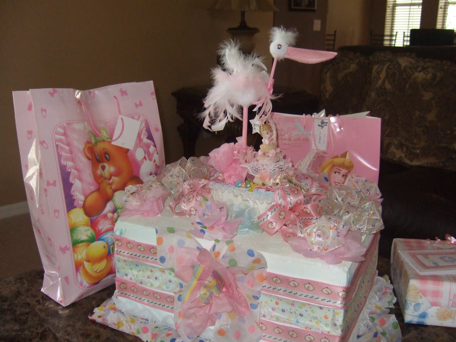 here are some photos of the baby shower decorations ...