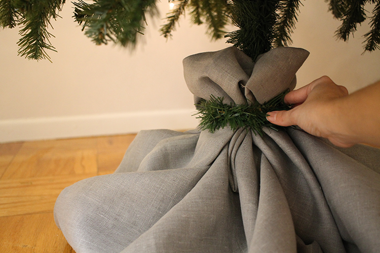 How to decorate the perfect Christmas tree in 10 steps (and dismantle