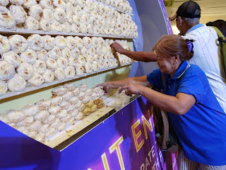 SM CITY BALIWAG TREAT BULAKENYOS TO A 6 FEET ENSAYMADA