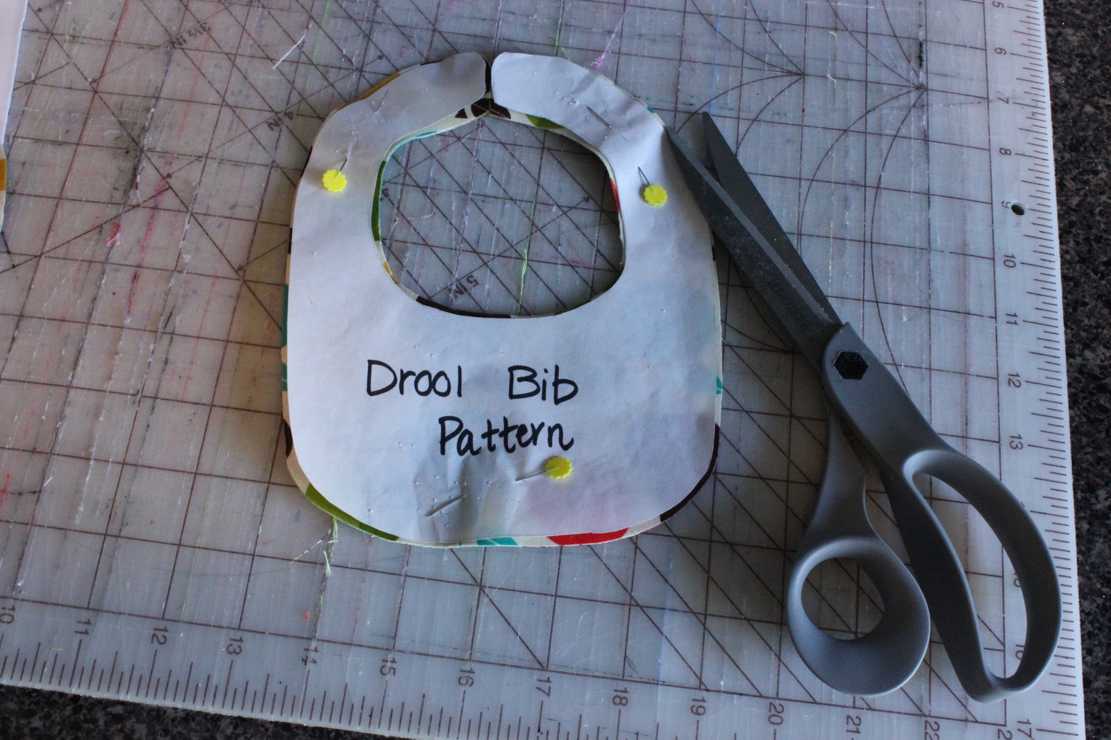 growgiggles-drool-bib-tutorial-pattern