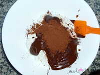 Añadiendo el cacao puro y el chocolate negro derretido
