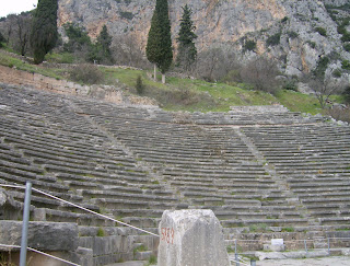 το αρχαίο θέατρο των Δελφών