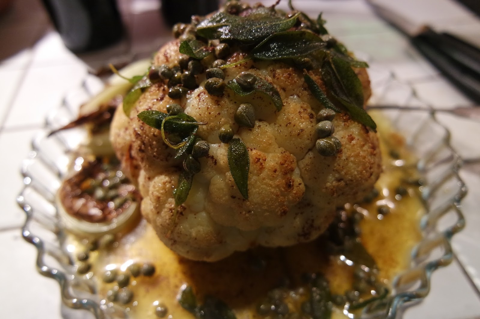 Landebistro HELSTEKT BLOMKÅL MED KAPRIS, SALVIA, CITRON OCH BRYNT SMÖR