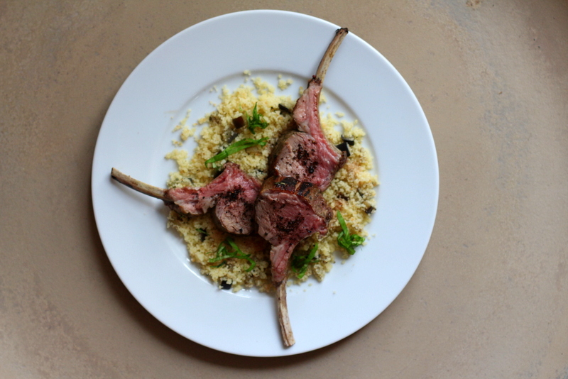 Lammkarree mit geräuchertem Pfeffer, fermentiertem Knoblauch und Auberginen-Couscous