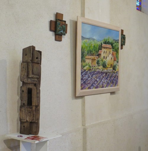 Tableau de Regine Tagliana etTableau de Regine Tagliana et sculpture de Dominique Ruisseau exposés dans l'église de Saint Martin Du Tertre