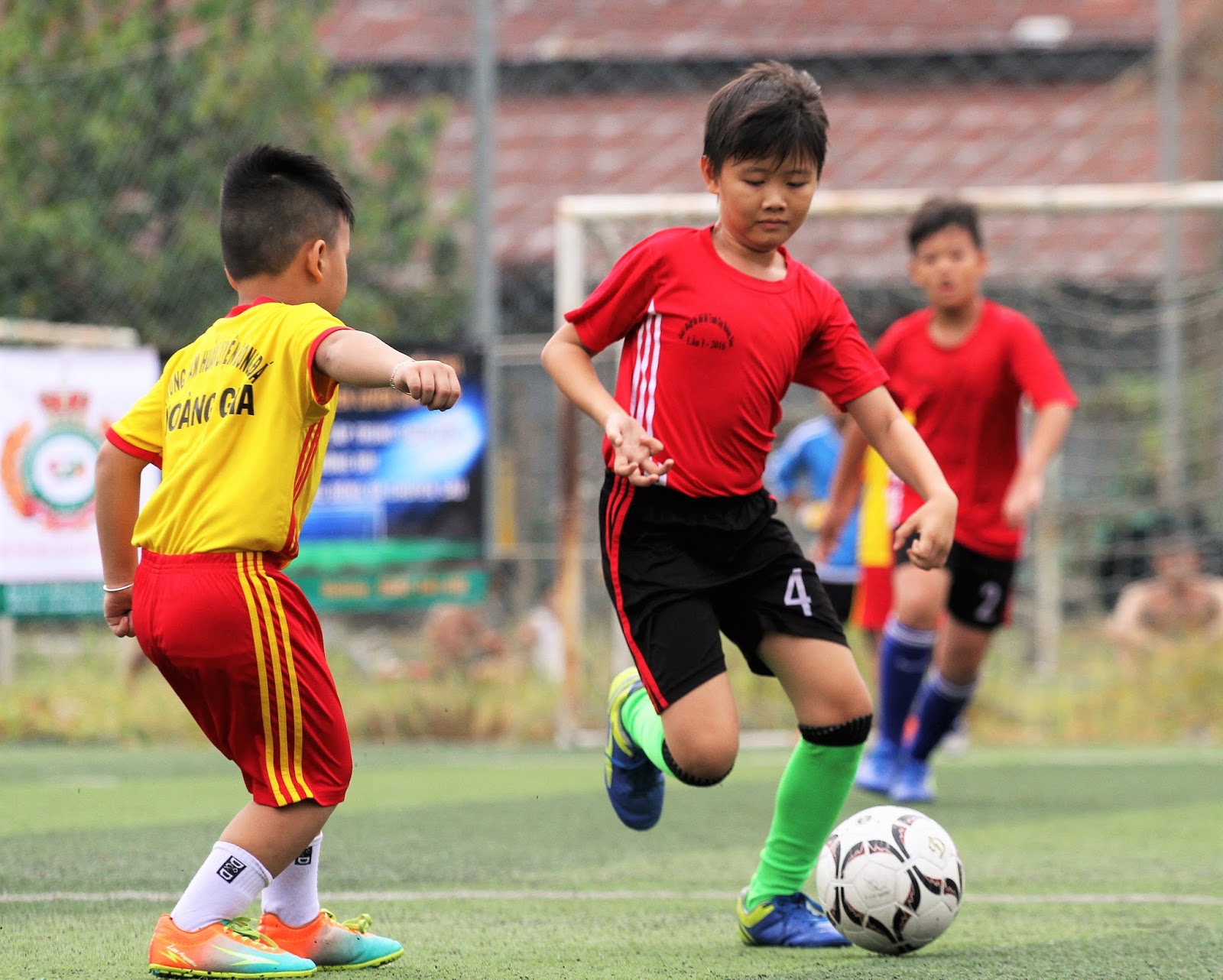 betale sig Siden Aktiver Vì sao bố mẹ nên cho con học bóng đá, Những lợi ích mang lại từ môn bóng đá  cho trẻ như thế nào ? ~ TRUNG TÂM ĐÀO TẠO BÓNG ĐÁ