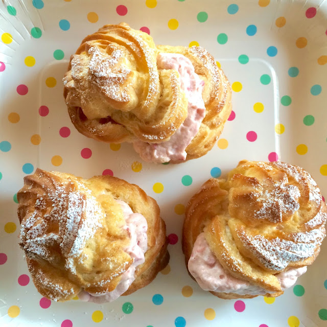 Brandteigkrapferl mit Sommerlich frischer Erdbeerencreme ...