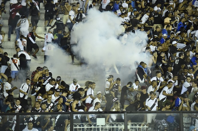 Confusão em São Januário de torcedores do Vasco com PM deixa um morto e três feridos (Foto: André Durão)