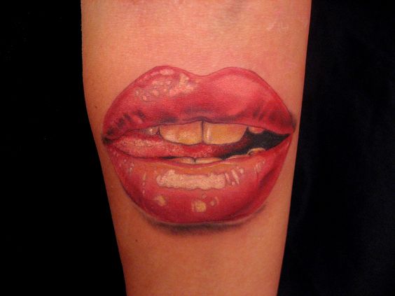 Tatuaje de boca enseñando la lengua