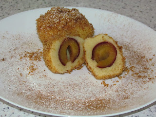 Galuste cu prune (gomboti) /  Plum dumplings