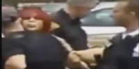 Mujer escupe a policía