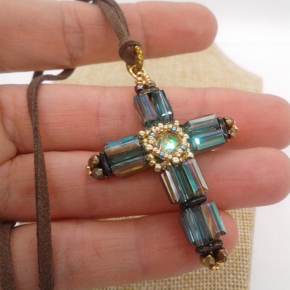 8 Awesome Beaded Cross Pendants Tutorials / The Beading Gem