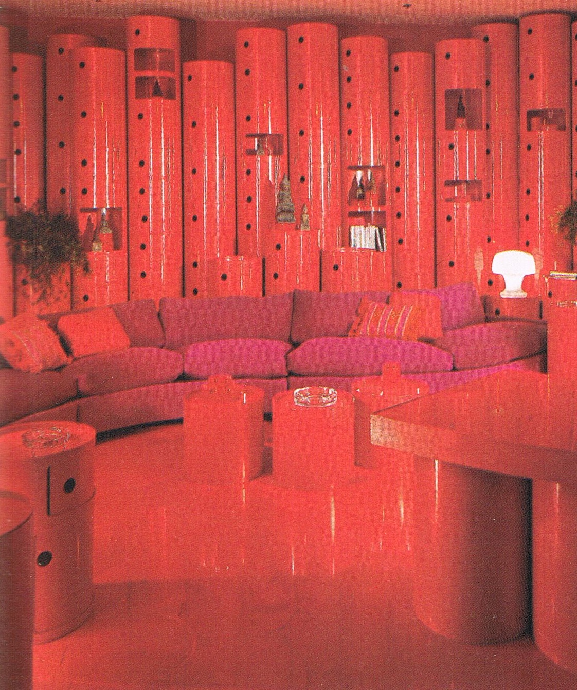 http://3.bp.blogspot.com/-OzXMF61dO9o/TWSf5TzdyAI/AAAAAAAAAT4/bR1IfUGPZOc/s1600/Red+Kartell+Room.jpg