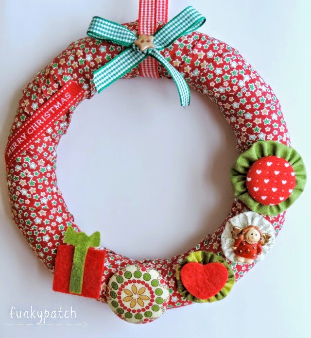 Tutorial para decorar un una corona de Navidad de porexpán con botones forrados y yo-yos