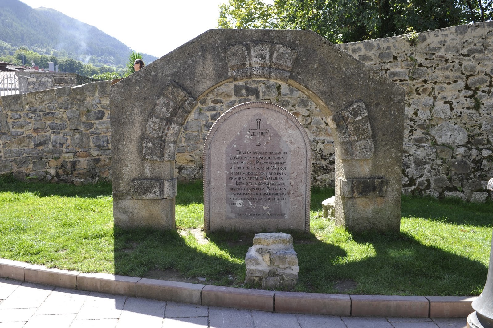 Cangas de Onís, MUJA, ¿Lastres? El mirlo de papel