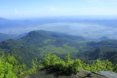 Danau Rawa Pening dan Samar-samar Gunung Muria dari Gunung Telomoyo