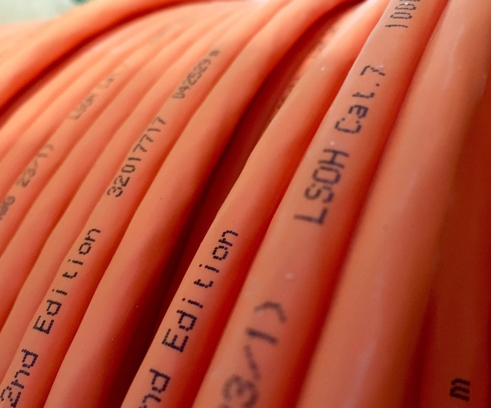 Da Haben Wir Den Kabel Salat Die Mauer Muss Weg