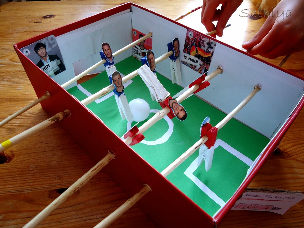 Wie Samt und Seide: Tischfußball aus Schuhkarton und Wäscheklammern
