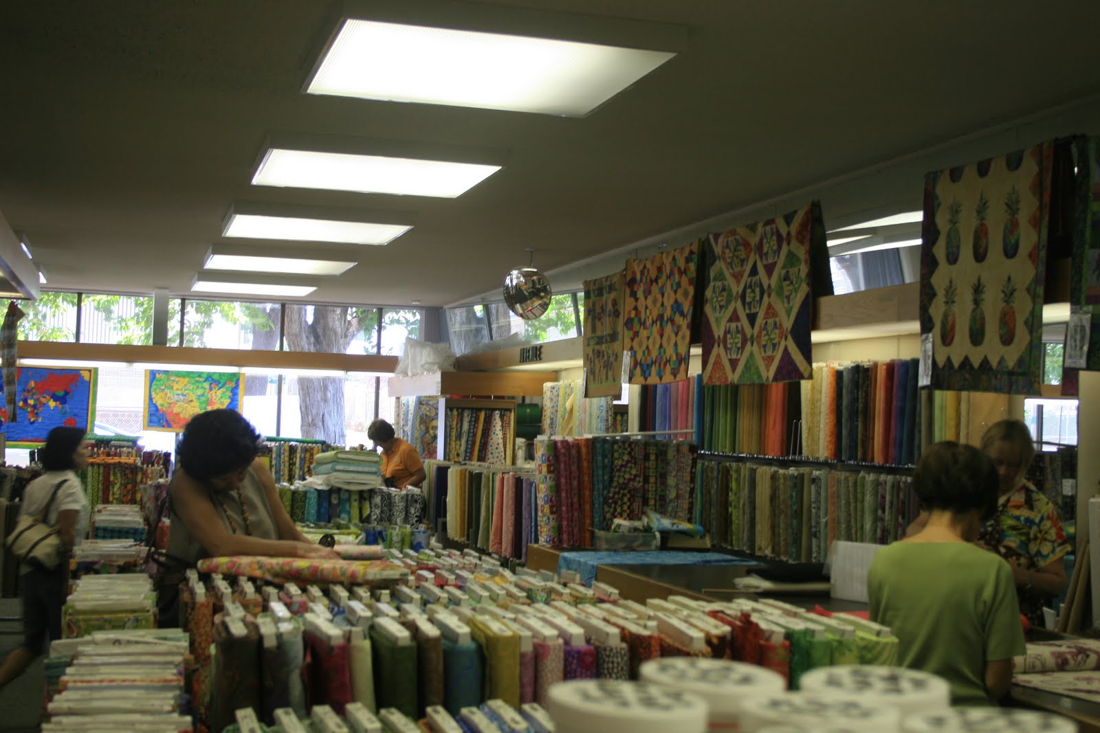 shhdesigns A quilt shop and Waikiki Aquarium