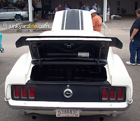 Flat black deck lid and rear spoiler lead to the blacked-out tail panel on 1970 Boss Mustangs.