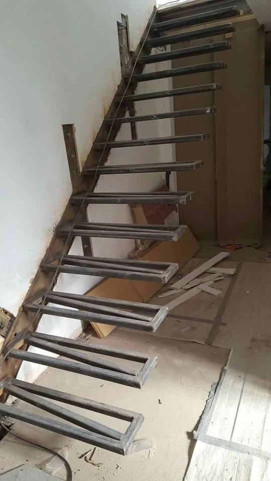 foto konstruksi tangga melayang