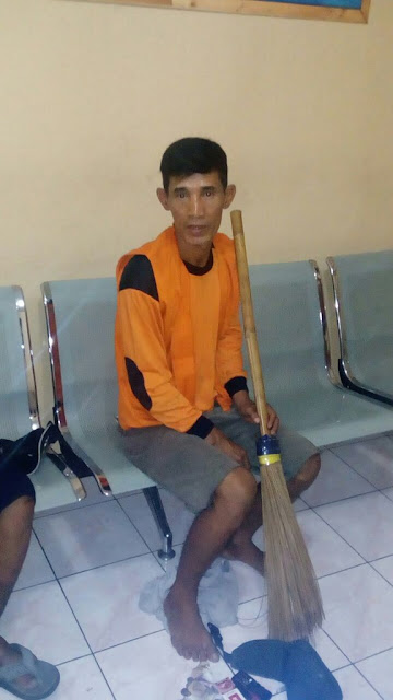 Modus Baru Para Pengemis, Seorang Petugas Kebersihan Gadungan Terkena Razia Saat Meminta minta Modus Baru Para Pengemis, Seorang Petugas Kebersihan Gadungan Terkena Razia Saat Meminta minta