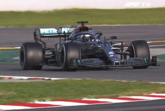 Lewis Hamilton con la Mercedes nei test di Barcellona 2020
