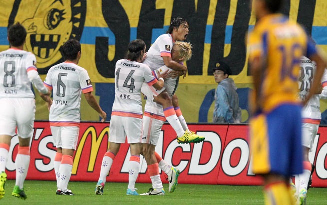 Novo' Marinos vence com gol de falta de Nakamura; Urawa vira líder