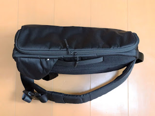 メインチャックが角で若干引っ掛かる気配アリ Incase DSLR Sling Pack CL58067 スリングバッグ6