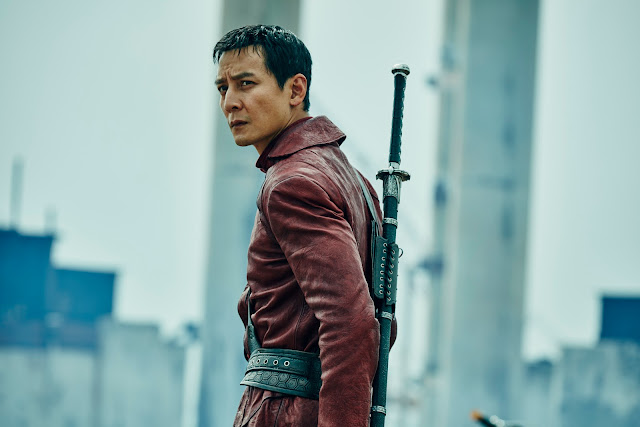 Into the Badlands es una serie dramática de artes marciales ambientada en un futuro devastado y controlado por los poderosos barones feudales, la serie cuenta la historia de un despiadado guerrero y un joven quienes se embarcan en una odisea espiritual a través de una tierra peligrosa. Con el transcurrso de los siglos, a consecuencia de una serie de catástrofes, surge una nueva sociedad en la cual los más fuertes y más despiadados alcanzan la riqueza y el poder. Conocido como Badlands, este territorio es dividido por siete Barones rivales que controlan los recursos necesarios e imponen su dominio con la ayuda de ejércitos leales conocidos como Clippers.