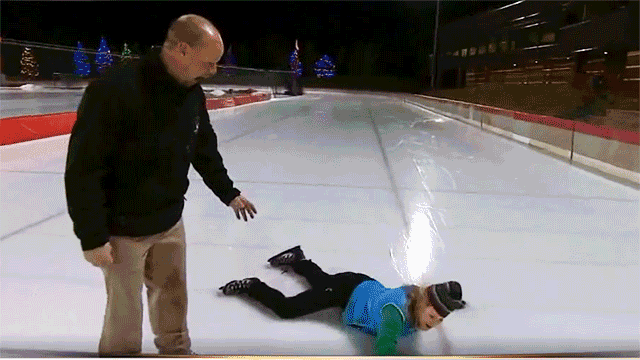 Ударилась затылком об лед. Катается на льду гиф. Упал на коньках. Катание на коньках. Смешно катается на коньках.