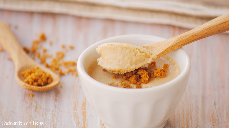 Panacotta de crema de speculoos con chips de galleta caramelizada