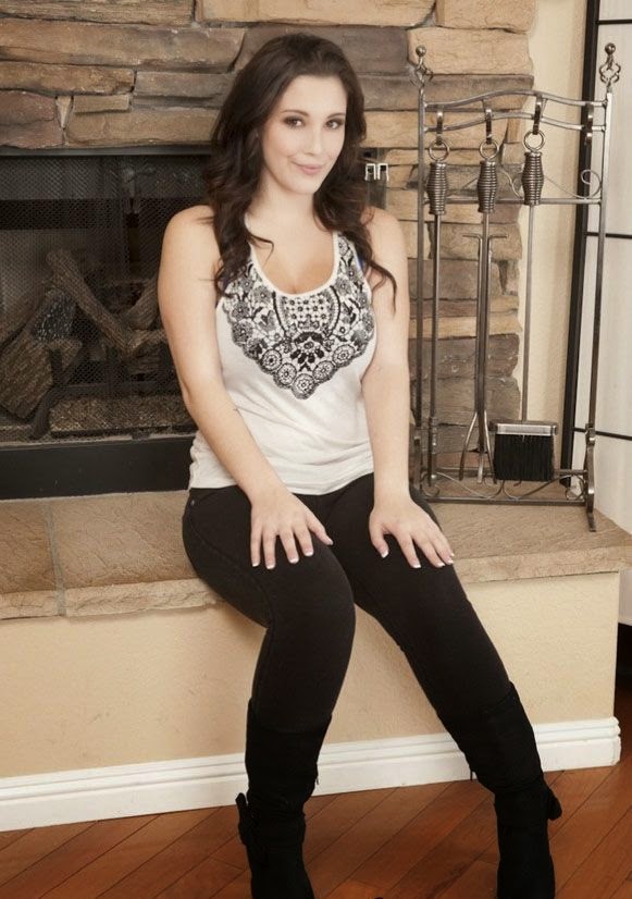 Hot and Chubby Noelle Easton Showing Sexy Bikini Body Celebrity Spicy