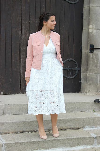 robe maje rimani, veste mango rose, escarpins nude minelli