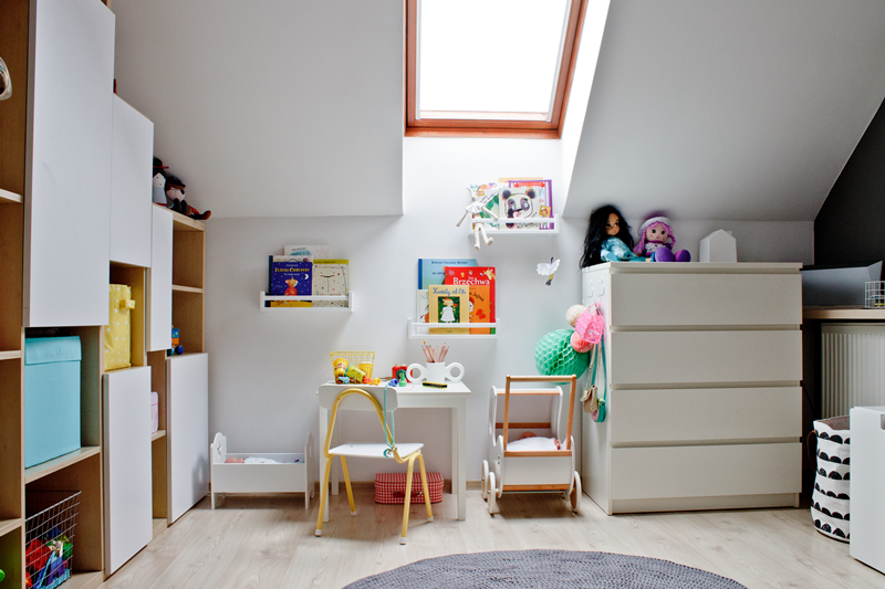 pokój trzylatki, pokój dziecka, kolorowy pokoik, ikea, krzesełko retro, drewniany wózek dla lalek, półki na książki w pokoju dziecięcym, dziergany dywan