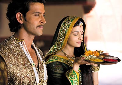 tamil cinema foto: Hrithik Roshan Aishwarya Rai In Jodhaa Akbar Movie