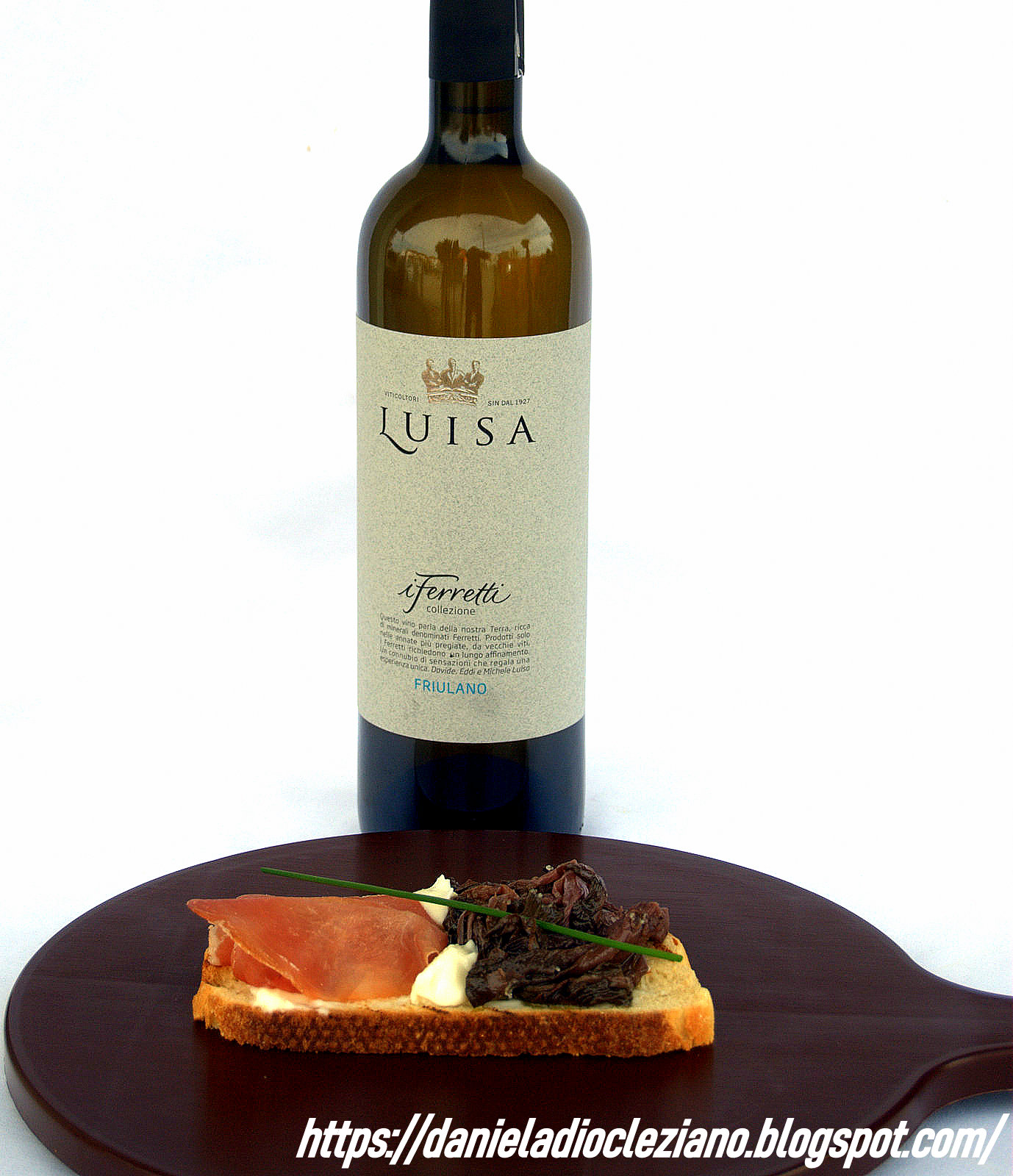 Bruschetta con caprino , radicchio di campo sott'olio e prosciutto